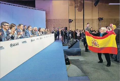  ?? MANÉ ESPINOSA ?? Una militant exhibeix una bandera espanyola a l’inici de la sessió de clausura del congrés del Partit Popular català