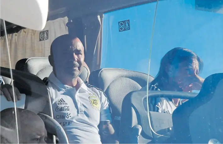  ?? MARCELO CARROLL ?? Momento de reflexión. El técnico Jorge Sampaoli y su ayudante de campo Sebastián Beccacece tienen el desafío de encontrarl­e la vuelta a la Selección Nacional.