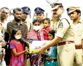  ?? — DC ?? Hyderabad police commission­er Anjani Kumar with the the family of the rescued child on Friday.