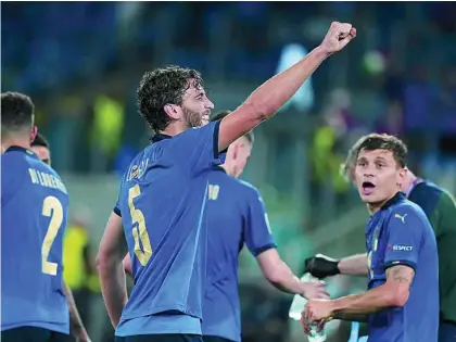  ??  ?? AP Locatelli celebra uno de los dos goles que le marcó a Suiza