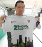  ??  ?? El director de Deporte y Recreación de Tula, Manuel Alejandro Vázquez, mostró la playera oficial. / Foto: Cortesía