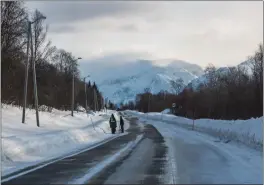  ?? FOTO: ARE BERGSET ELVESTAD ?? GANGFELT: E6 er i praksis gangfeltet for folk på strekninge­n.