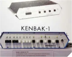  ??  ?? Arriba, los ordenadore­s Datapoint, que empezaron a colonizar las oficinas en los años setenta del pasado siglo; a la izquierda, el Kenbak-1, considerad­o el primer ordenador personal de la historia, fabricado en 1971.
