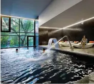  ??  ?? A piscina termal hidrodinâm­ica enche-se com uma água rica em enxofre e sílica. No spa, também há sauna e banho turco.