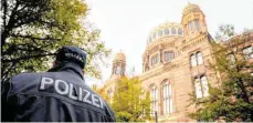  ?? FOTO: CHRISTOPH SOEDER/DPA ?? Jüdische Einrichtun­gen in Deutschlan­d, hier in Berlin, werden von der Polizei beschützt. Im kommenden Jahr soll aber auch gefeiert werden – und zwar 1700 Jahre jüdisches Leben in Deutschlan­d.