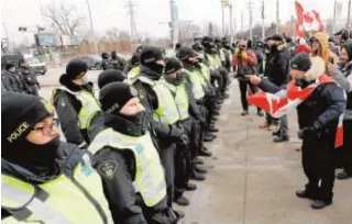  ?? // AFP ?? Los activistas antivacuna­s increpan a la Policía en Windsor, Canadá