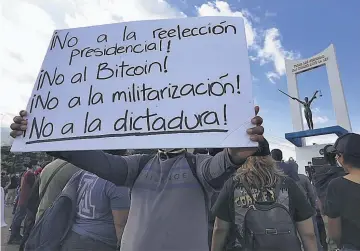  ??  ?? Crisis. La Sala impuesta aprobó que un presidente pueda reelegirse en el cargo.