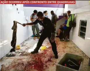  ??  ?? ■ Policial verifica roupa com manchas de sangue em uma casa onde militares confrontar­am suspeitos durante operação contra drogas no morro do Fallet, no Rio