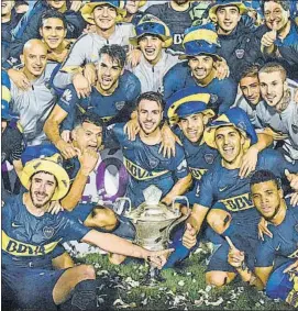  ?? FOTO: GYI ?? Carlos Tevez, con el trofeo El ‘Apache’ aparece el tercero por la izquierda