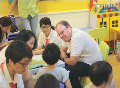  ?? PROVIDED TO CHINA DAILY ?? Volunteers from Walmart participat­e in activities with children in Shenzhen, Guangdong province.