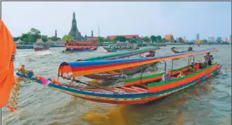  ?? Galería de fotos en: fb/perfilcom ?? TURISTAS. Los botes de cola larga, desde 1.000 bahts la hora, paran en Gran Palacio, Wat Arun, Wat Pho y museo Royal Barges. Un crucero de tres horas cuesta 1.695 bahts.