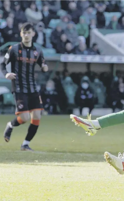  ?? ?? 0 Harry Clarke holds off Dundee United’s Liam Smith to equalise for Hibs at Easter Road on Saturday