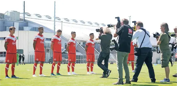  ?? RP-FOTO: FALK JANNING ?? Auge in Auge mit den Fotografen: Nach Trikotnumm­ern sortiert stellten sich Spieler, Trainer und Betreuer für die Einzel-Porträts auf.