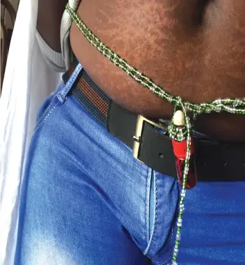  ??  ?? The woman shows the waist beads chain