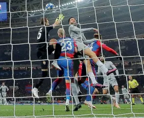  ?? (Reuters) ?? Puntuale Il difensore Kostas Manolas segna di testa il primo gol della Roma a Mosca