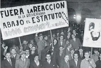  ?? AGN ?? En Buenos Aires. Marcha de estudiante­s de la Facultad de Medicina en 1935.