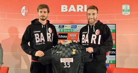  ??  ?? Marios Oikonomou e Alan Empereur i nuovi acquisti del Bari attesa per il loro esordio sabato contro il Cesena Il passato