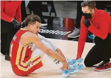  ?? FOTO ČTK/AP ?? Ve třetím finále konference si Trae Young smolně poranil kotník, když šlápl na nohu rozhodčímu, a při včerejší výhře Atlantě chyběl