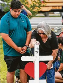  ?? Steve Gonzales / Houston Chronicle ?? Familiares y compañeros rinden homenaje a las víctimas del tiroteo en Santa Fe High School.