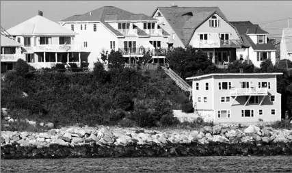  ?? JIM COLE / THE ASSOCIATED PRESS ?? Feuding neighbours Beverly Hollingwor­th, home at lower right, and Kathy Hutchins, upper left, share oceanfront in Hampton, N.H.