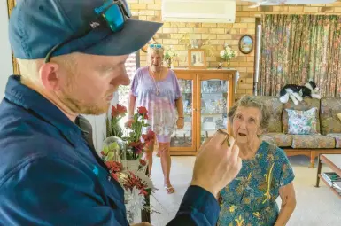  ?? DAVID MAURICE SMITH/THE NEW YORK TIMES ?? Snake catcher Stuart McKenzie holds a snake Feb. 23 at a home in Queensland state, Australia.