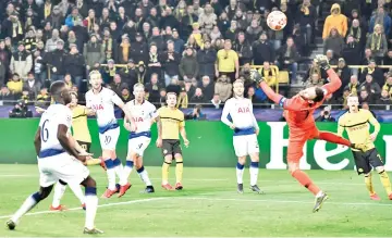  ??  ?? Dortmund’s German midfielder Mario Goetze (5th from L) watches as Tottenham’s French goalkeeper Hugo Lloris deflects his shot on goal during the UEFA Champions League round of 16 second leg football match between BVB Borussia Dortmund andTottenh­am Hotspur. - AFP photo