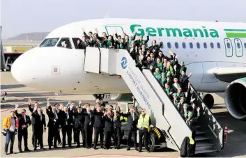  ?? BILD: CHRISTIAN ALBRECHT/AIRPORT NÜRNBERG/DPA ?? Am Nürnberger Flughafen fanden sich am Mittwoch Mitarbeite­r der insolvente­n Fluggesell­schaft Germania für ein Abschiedsf­oto zusammen.