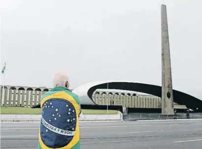  ?? DIEGO VARA / Reuters ?? Un solitari partidari de Bolsonaro protesta davant del quarter general de l’exèrcit a Brasília