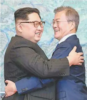  ?? AFP ?? O norte-coreano Kim Jon-un (E)abraça o presidente Moon Jae-in