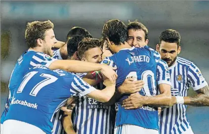  ?? FOTO: UNCITI ?? Los jugadores de la Real celebran uno de los tres goles que le sirvieron para derrotar el Villarreal en su único partido del curso en casa