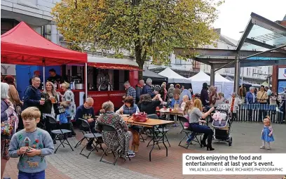  ?? YMLAEN LLANELLI - MIKE RICHARDS PHOTOGRAPH­IC ?? Crowds enjoying the food and entertainm­ent at last year’s event.