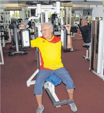  ?? FOTO: MICHAEL HOCHHEUSER ?? Wolfgang Schwedes ist einer von etwa 90 Senioren, die regelmäßig im Fitness- Freizeit- Park in Spaichinge­n trainieren.