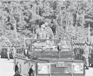  ??  ?? PENUH ISTIADAT: Toh memeriksa perbarisan sempena Hari Ulang Tahun Satu Divisyen Ke-52 di Padang Kawad Kem Muara Tuang.