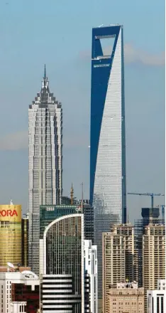  ??  ?? Produkte aus Mauerstett­en sichern Aufzüge in Wolkenkrat­zern, etwa im 492 Meter hohen World Financial Center in Shanghai. Foto: Raj Wong, dpa