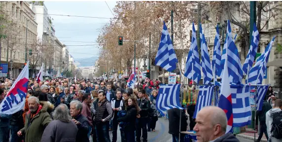  ??  ?? En février 2016, une grève générale contre la réforme des retraites paralyse la Grèce, enfoncée dans une crise économique et sociale depuis maintenant plusieurs années.