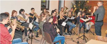 ?? FOTO: SCHNEELE ?? Die Jugendkape­lle des Musikverei­ns Baldern spielte zum Advent.
