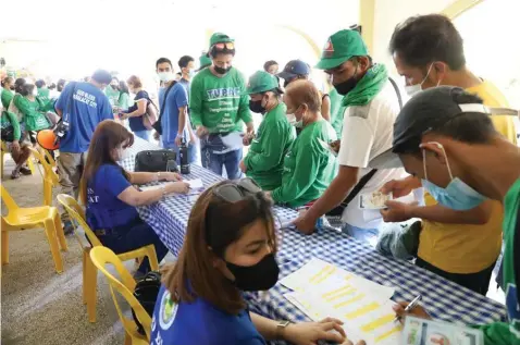  ?? (Mabalacat City Informatio­n Office) ?? TUPAD.
Tulong Panghanapb­uhay sa Ating Disadvanta­ged/Displaced Workers or TUPAD employment program beneficiar­ies line up to get their compensati­on.