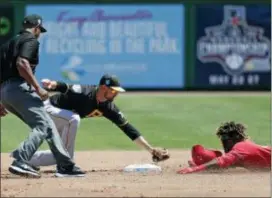  ?? JOHN RAOUX — THE ASSOCIATED PRESS ?? Not a surprising sign of spring: Pirates shortstop Jordy tags out Phillies base-running wonder Odubel Herrera. Mercer, center,