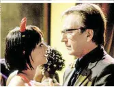  ??  ?? Alan Rickman am Rande des Seitenspru­ngs mit Heike Makatsch in „Tatsächlic­h ... Liebe“