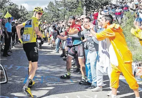  ?? Doplatil na kolizi v závěru etapy poškozeným kolem. Než dostal vhodné náhradní, musel lídr závodu chvíli běžet. FOTO REUTERS ?? Chris Froome