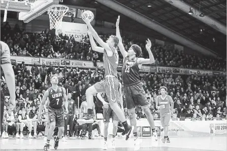  ?? SPECIAL TO THE STANDARD ?? Jarrett Allen of the USA tries to stop a shot by Josip Vrankic of Canada in the 2016 FIBA Americas U18 Championsh­ip gold medal final in Valdivia Chile on July 23, 2016.