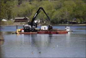  ?? MIKE GROLL, FILE — ASSOCIATED PRESS ?? In this file photo, crews perform dredging work along the upper Hudson River in Waterford, N.Y. When New York state officials release results of their own contaminat­ion testing of Hudson River, it could be the state’s latest salvo against the EPA,...