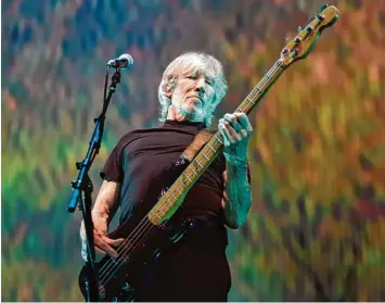  ?? Foto: Chris Pizzello, Invision, dpa ?? Die Pink Floyd Legende am Bass: Roger Waters zieht auch mit 74 noch über die Bühnen der Welt.