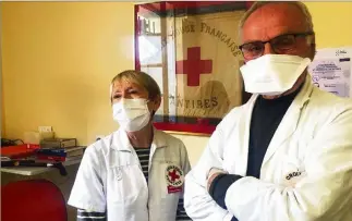  ??  ?? Danielle Munoz, infirmière bénévole, et Serge Barré, médecin bénévole, poursuiven­t les consultati­ons au sein de l’unité locale de la Croix-Rouge d’Antibes, au  rue de l’Isle. (Photo M. D.)