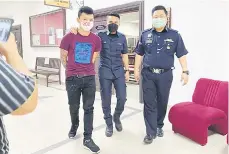  ?? ?? MENGAKU SALAH: Selain hukuman penjara lima tahun, tertuduh juga didenda RM6,000 kerana memiliki barang curi.