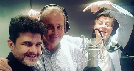  ??  ?? Affiatati Luca Bottura, Enrico Bertolino e Daniele Bengi Benati (cantante del gruppo funky Ridillo) avevano già lavorato assieme alla trasmissio­ne «42» su Radio Capital