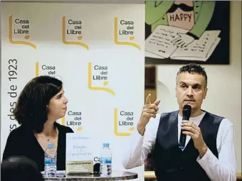  ?? ÀLEX GARCIA ?? Elogi de l’experiènci­a Carl Honoré va presentar a la Casa del Llibre el seu últim llibre, amb l’editora d’RBA Anna Periago