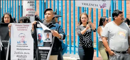  ?? Fotos: Ángelo Chamba / EXTRA ?? Allegados y amigos de Evelyn llegaron hasta la Casa de Justicia para la diligencia.