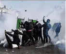  ??  ?? Parmi les   manifestan­ts,   étaient considérés comme « ultra-violents » par les autorités.