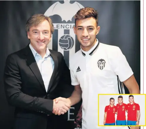  ??  ?? YA LUCE. Munir posó ayer por primera vez con su nueva camiseta y estuvo ya con sus compañeros Santi Mina y Gayà en la Sub’21.